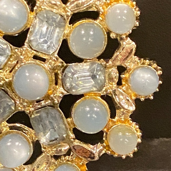 Elegant Moonglow Lucite and Gold Tone Brooch - Picture 2 of 5